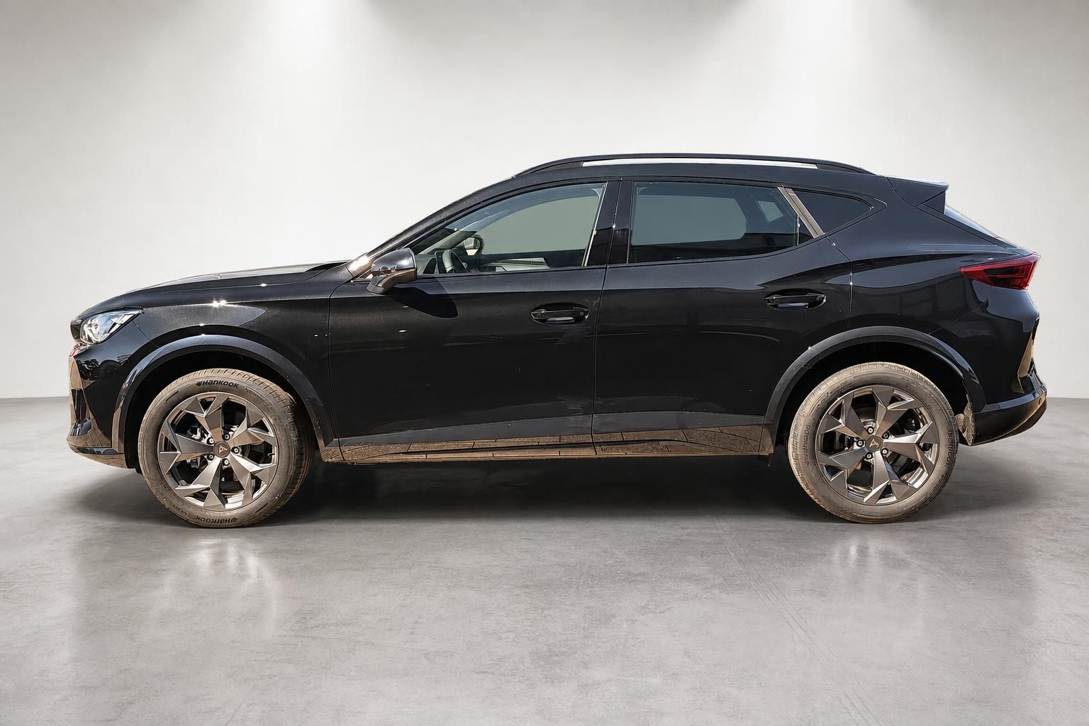 Cupra Formentor schwarz Seitenansicht SUV Studioaufnahme