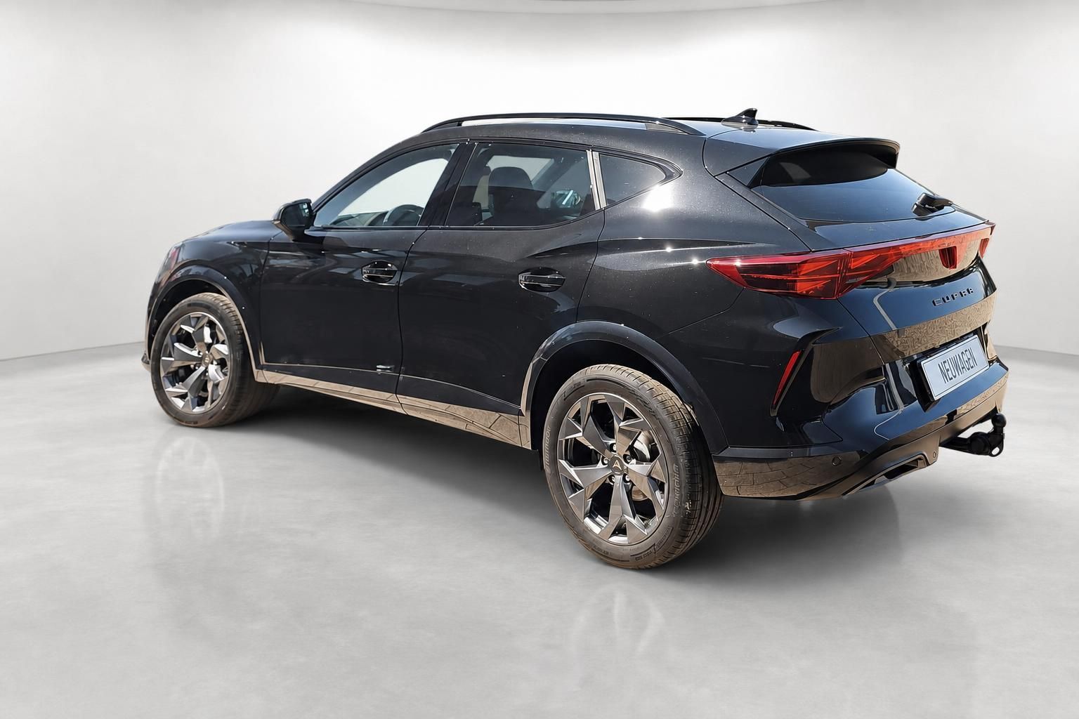 Cupra Formentor schwarz Heckansicht SUV mit Anhaengerkupplung