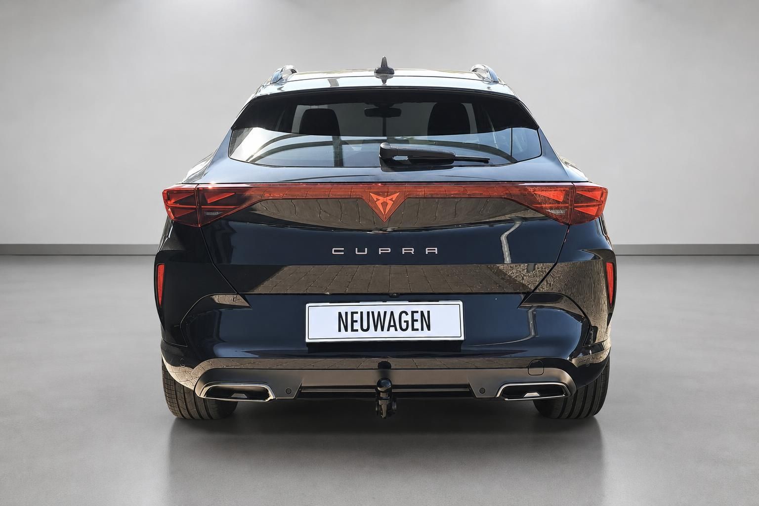 Cupra Formentor Neuwagen dunkelblau Heckansicht Studio