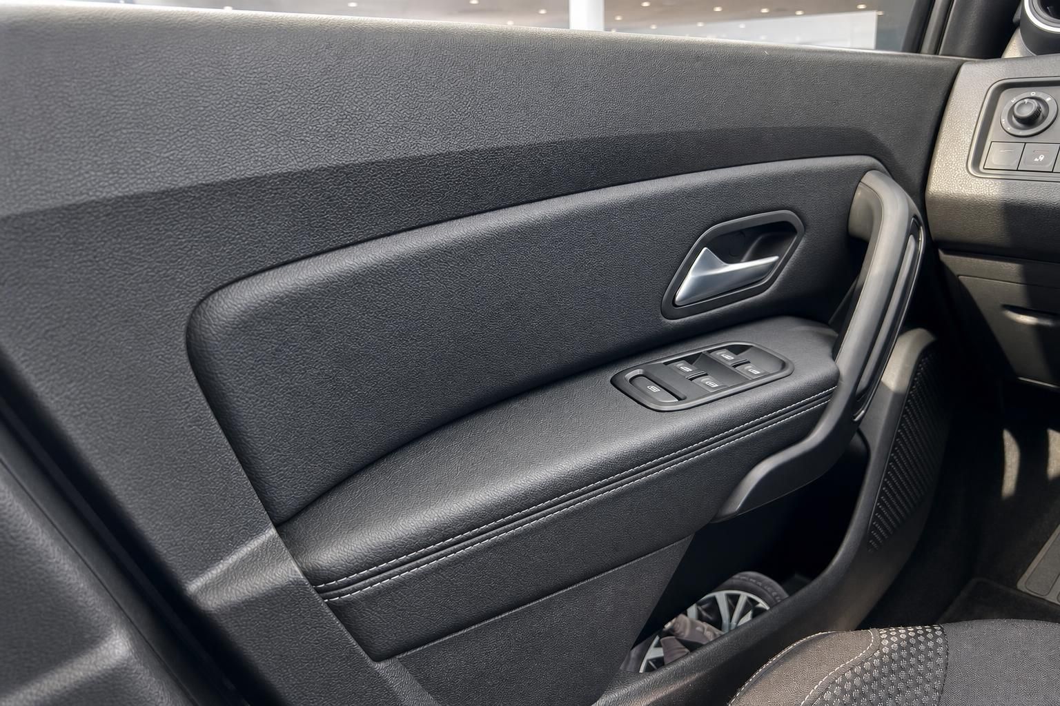 Fahrzeugtür innen mit elektrischen Fensterhebern und Verstellungen