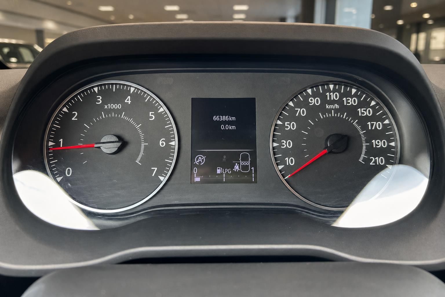 Fahrzeug Armaturenbrett mit Tachometer und Kilometerzähler Anzeige 66386 km Innenraum Detail