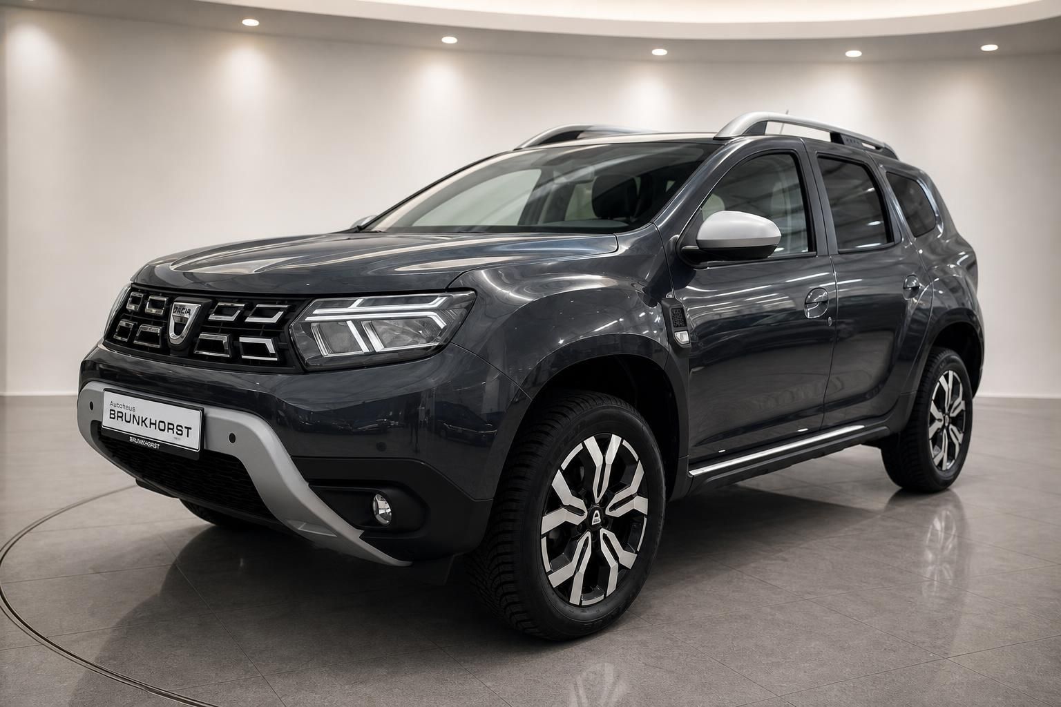 Dacia Duster SUV in grau, Dreiviertelansicht von vorne im Autohaus