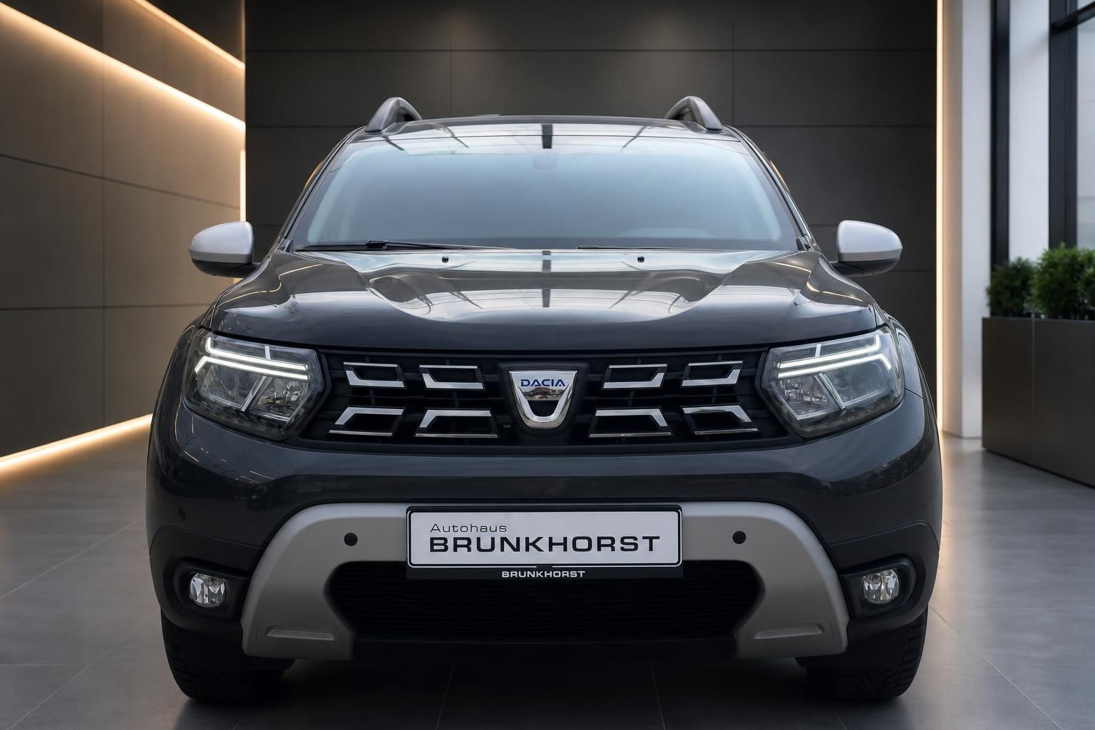 Dacia Duster Frontansicht mit LED-Scheinwerfern und Kühlergrill