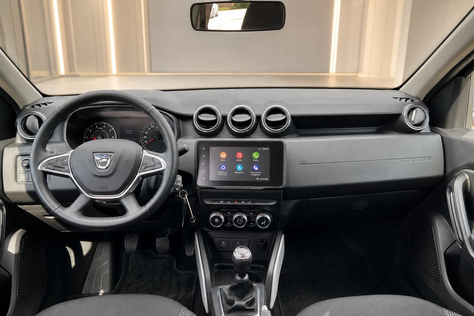 Dacia Innenraum mit Lenkrad, Touchscreen und modernem Armaturenbrett