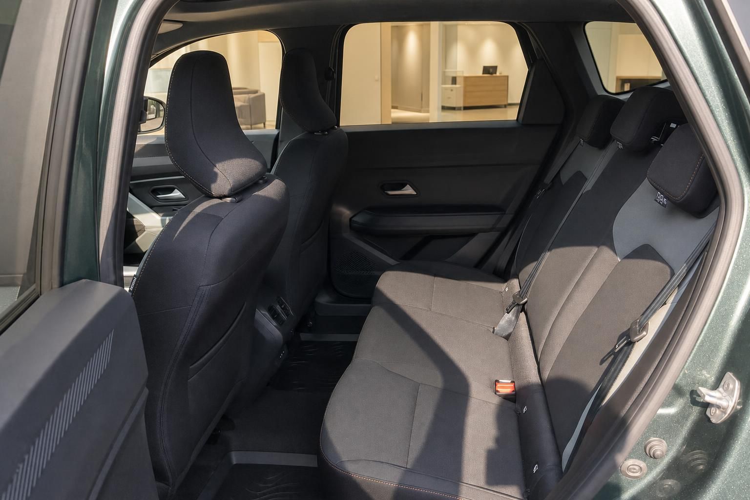 Rücksitze mit Kopfstützen und Sicherheitsgurten im SUV-Innenraum