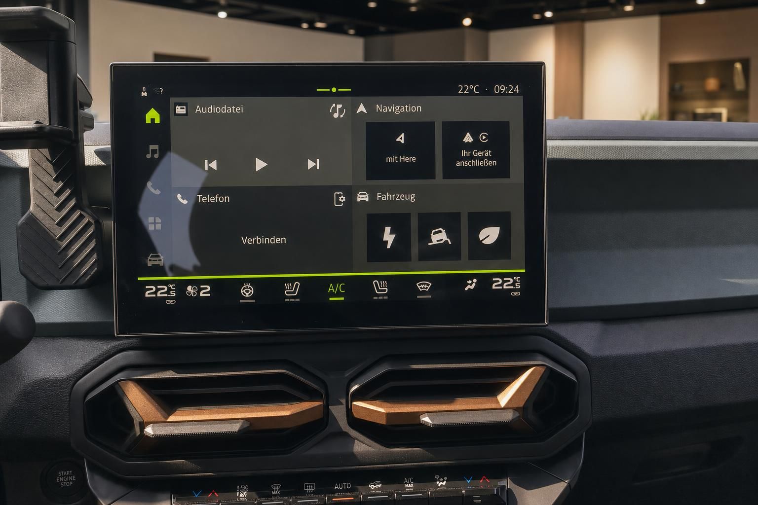 Digitales Infotainment-Display mit Klimaanlage und Navigation im Auto