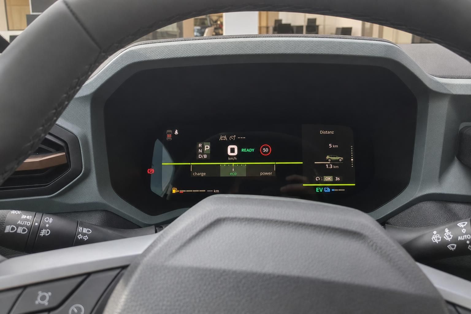 Digitales Kombiinstrument mit Ladeanzeige und Geschwindigkeitsbegrenzung im Elektrofahrzeug