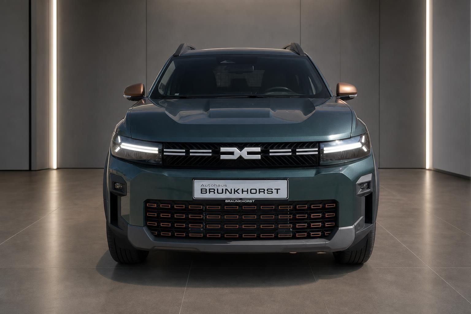 Dacia Bigster Hybrid, Frontansicht mit Kuehlergrill im Showroom