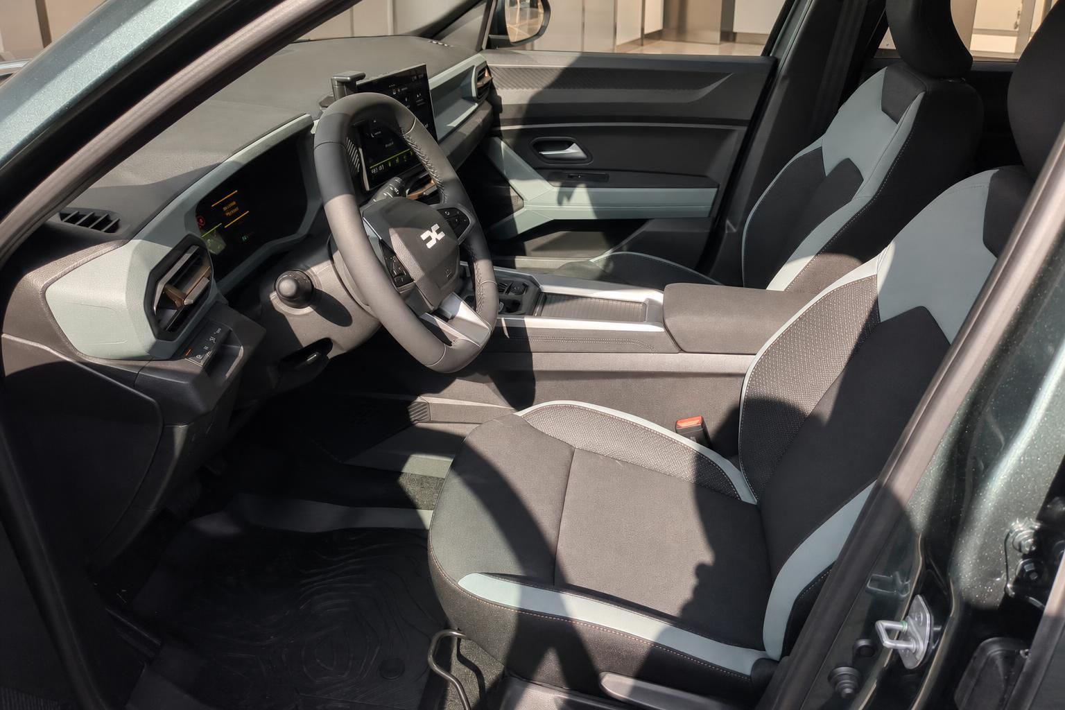 Dacia Bigster Innenraum, Vordersitze und Armaturenbrett Detail