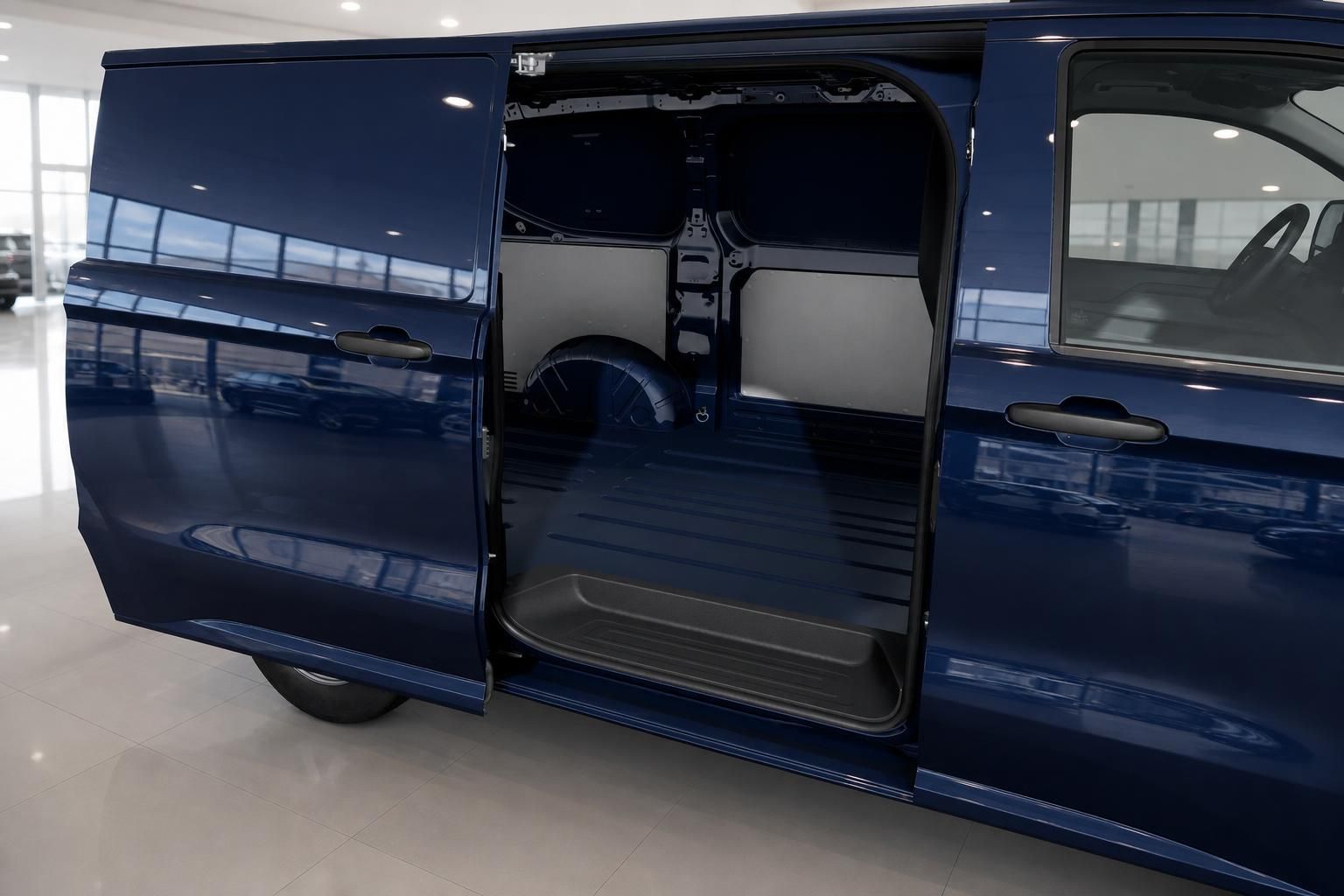 VW Transporter blau mit geöffneter Schiebetür Blick in den Laderaum