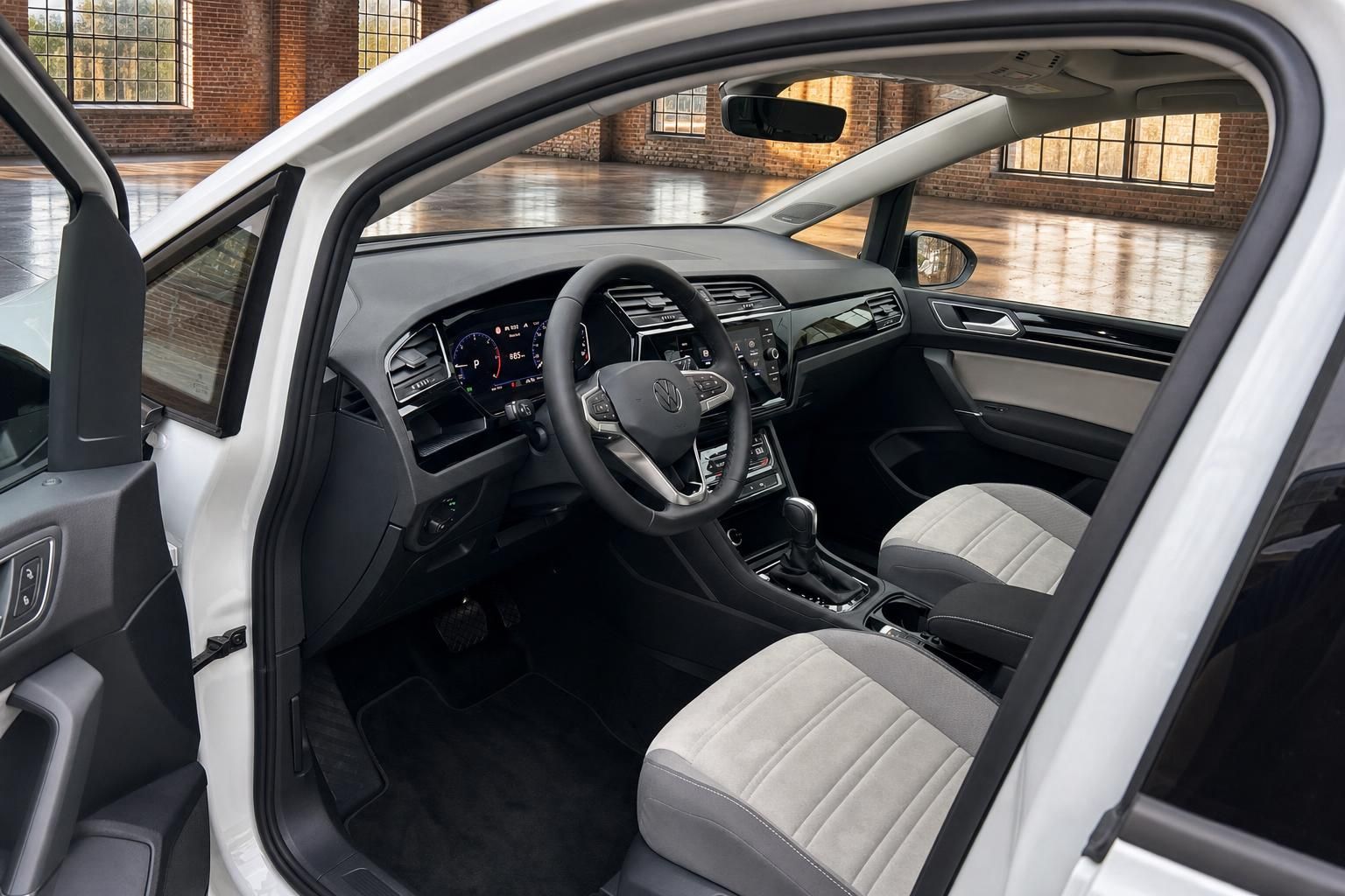 VW Touran Innenraum mit Cockpit, Lenkrad und Sitzen in Grau