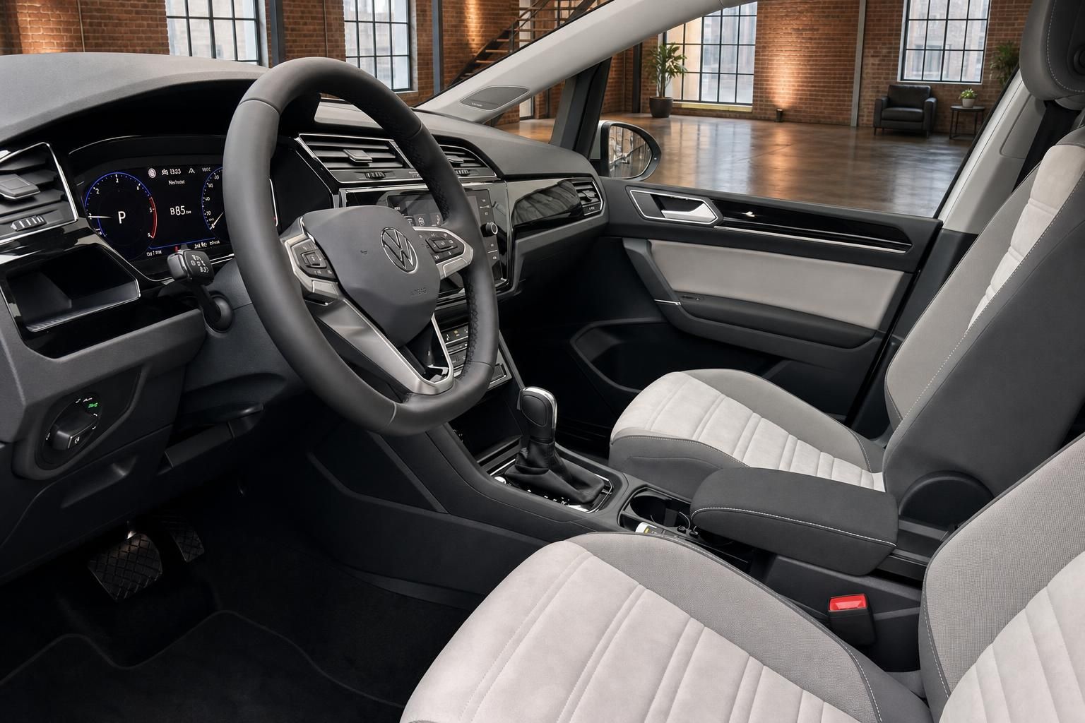 VW Innenraum mit Lenkrad, Cockpit und Sitzen in Grau-Schwarz