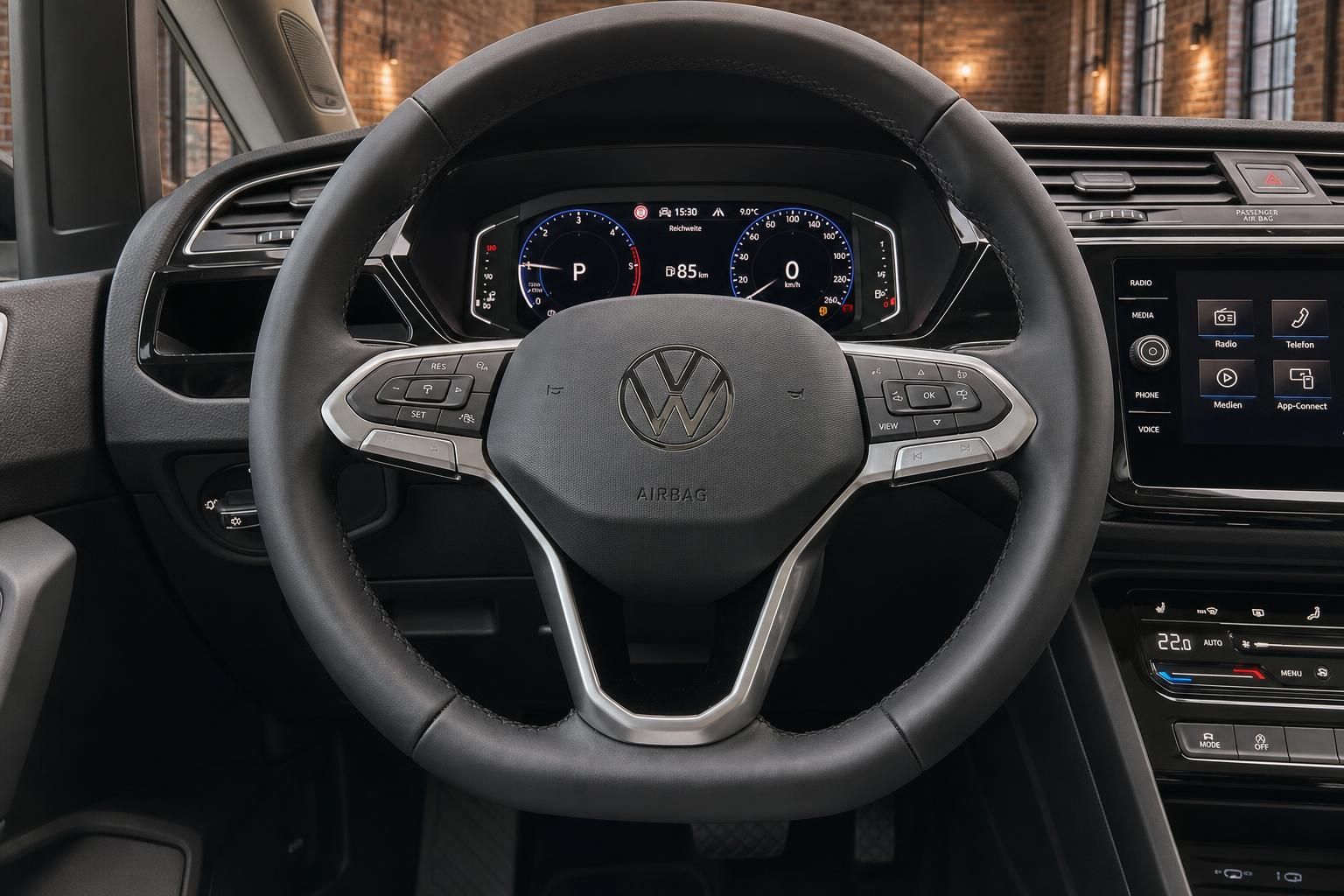 VW Lenkrad mit Multifunktionstasten und digitalem Kombiinstrument