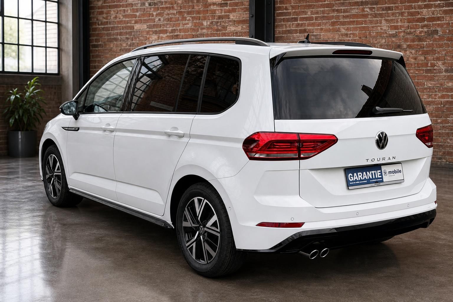 VW Touran weiss Heckansicht seitlich mit Doppelauspuff und Alufelgen