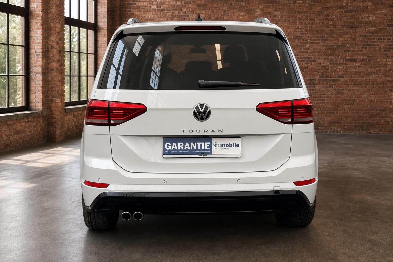 VW Touran weiss Heckansicht frontal mit Rueckleuchten und Doppelauspuff