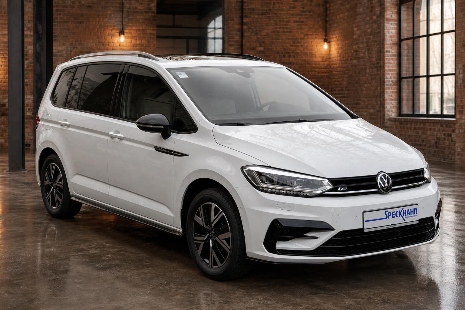 VW Touran R-Line weiss Frontansicht schraeg in Industriehalle