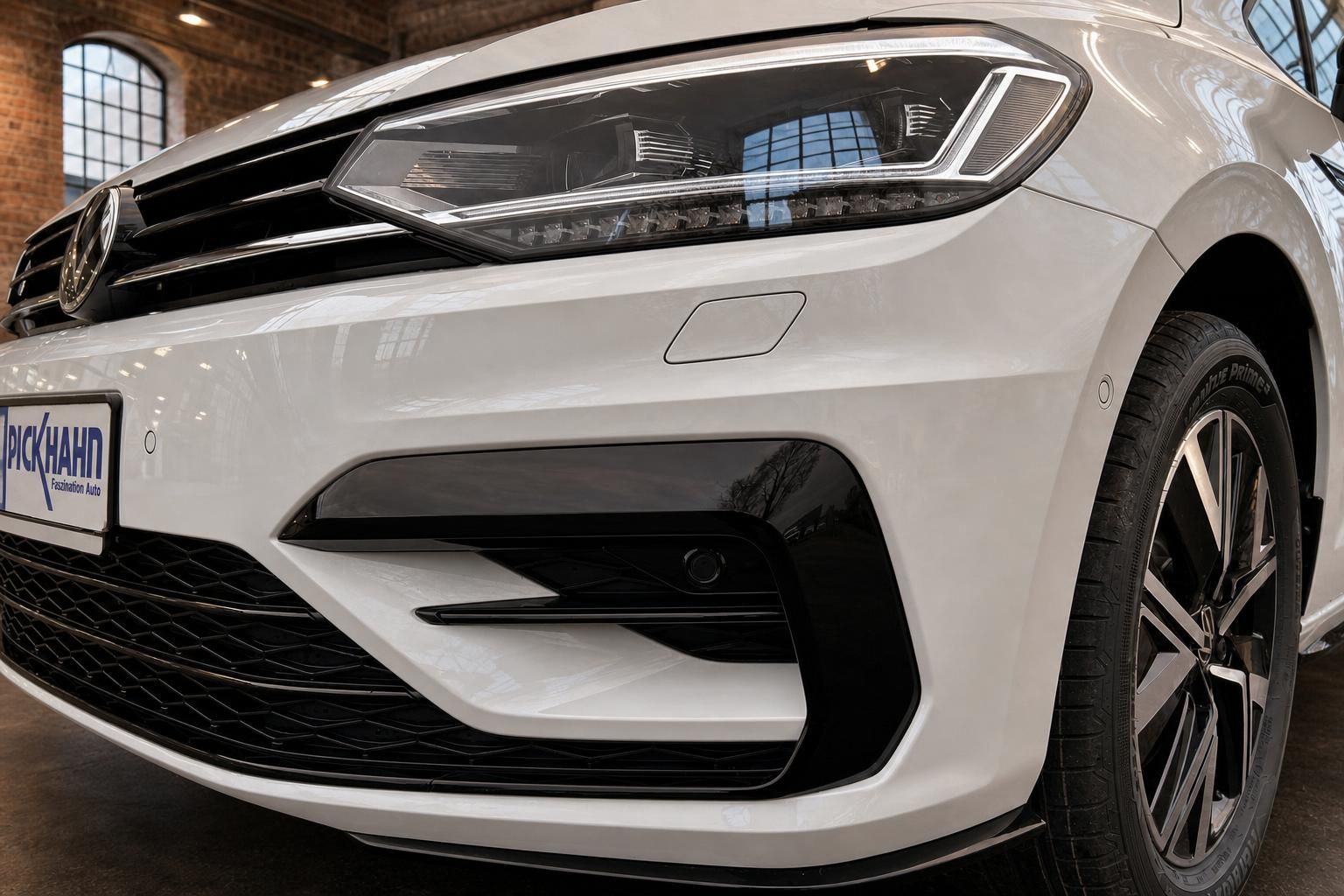 VW Touran Frontstoßstange mit LED-Scheinwerfer im Detail