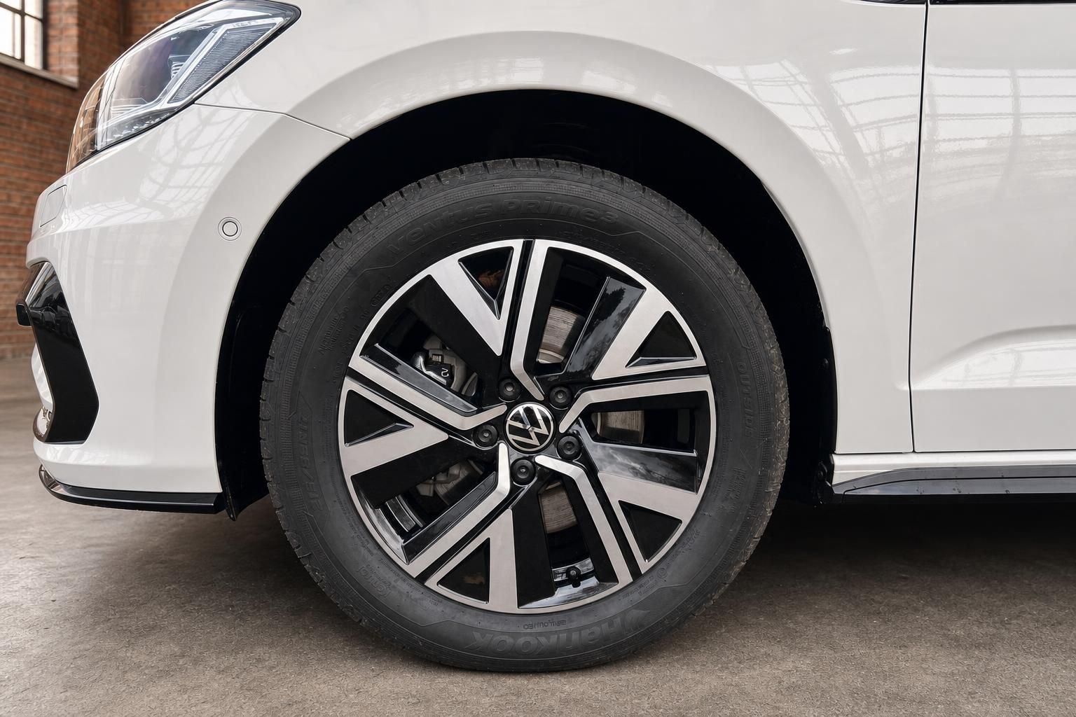 VW Touran Detailansicht Felge und Vorderrad in Schwarz-Silber