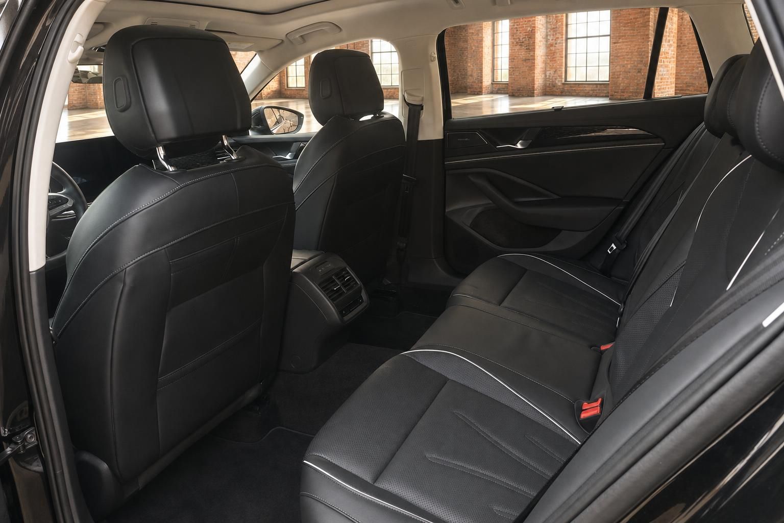 VW Passat Rücksitzbank mit schwarzem Lederinterieur, Detailansicht