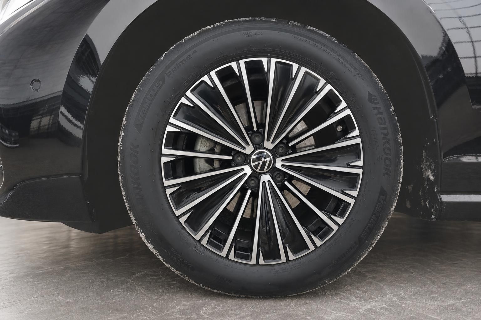 VW Passat schwarz Nahaufnahme Leichtmetallfelge und Reifen