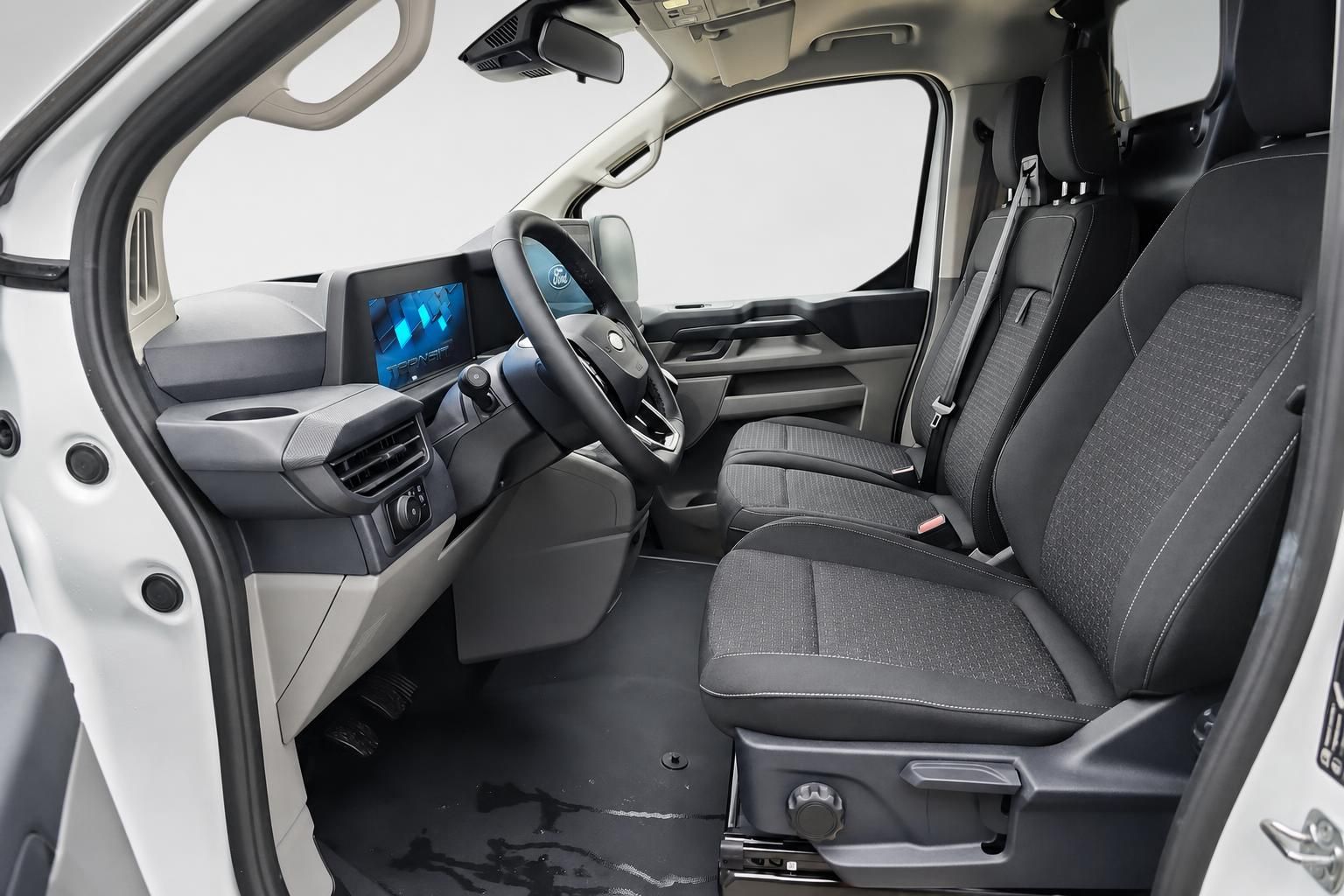 Ford Transit Innenraum mit Vordersitzen und Touchscreen Display