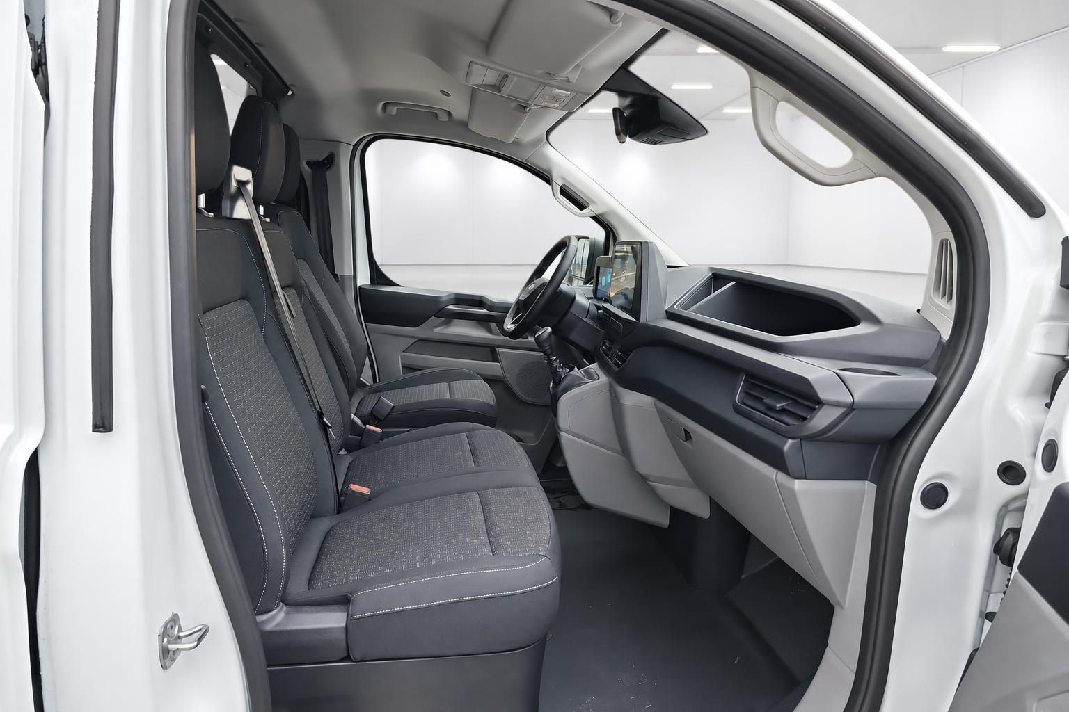 Ford Transit Innenraum Beifahrersitz und Armaturenbrett Ansicht