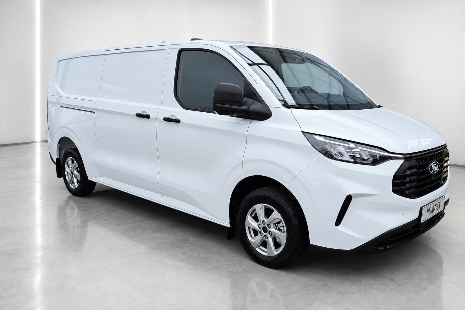 Ford Transit Custom weiß Kastenwagen Frontansicht schräg im Showroom