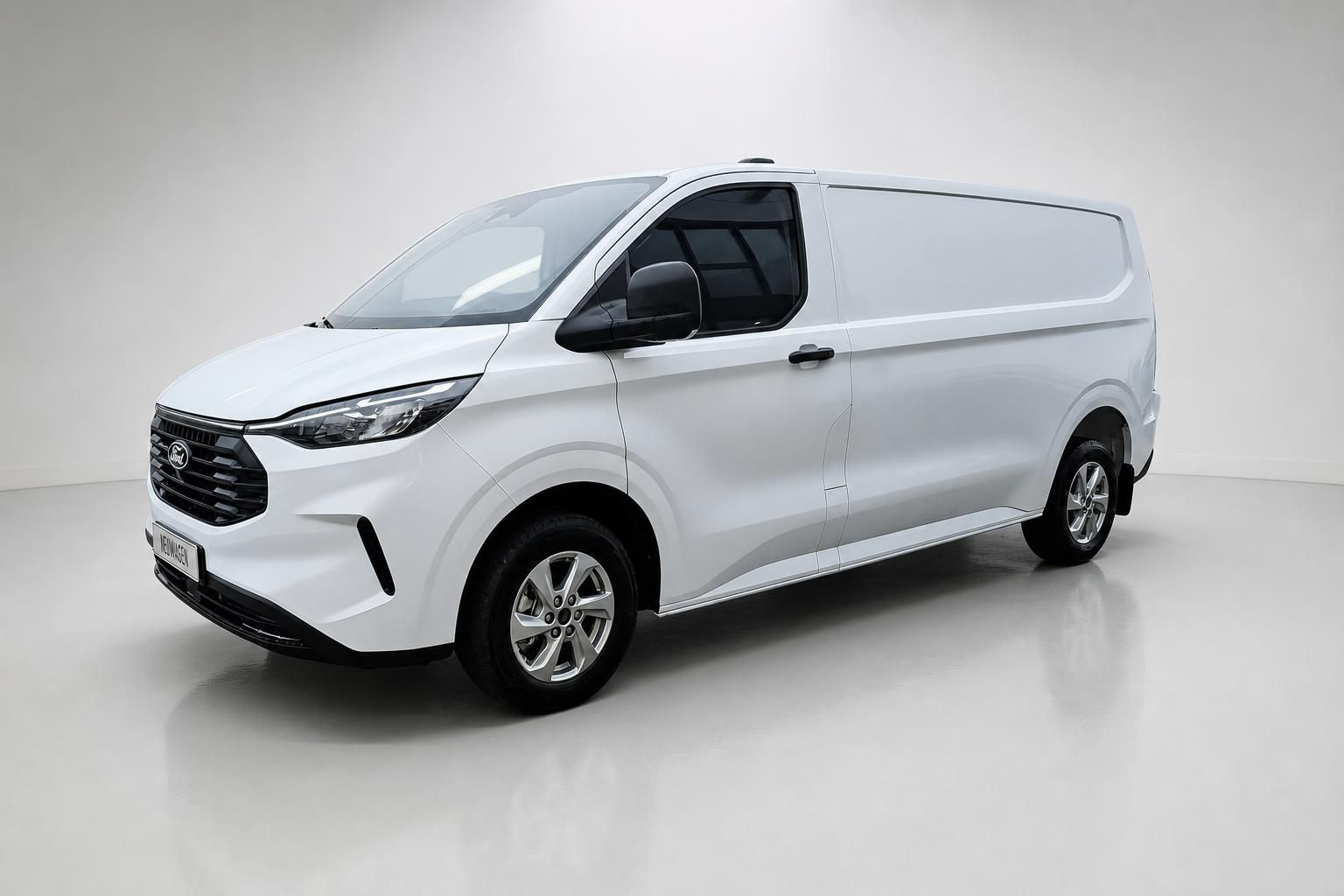 Ford Transit Custom weiß Kastenwagen Frontansicht schräg im Studio