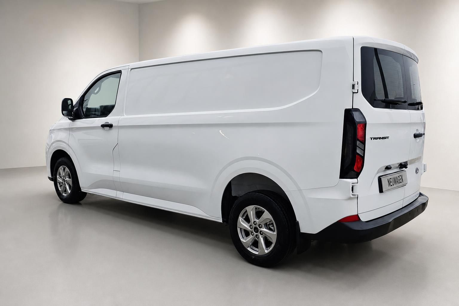 Ford Transit Custom weiß Kastenwagen Heckansicht schräg von hinten