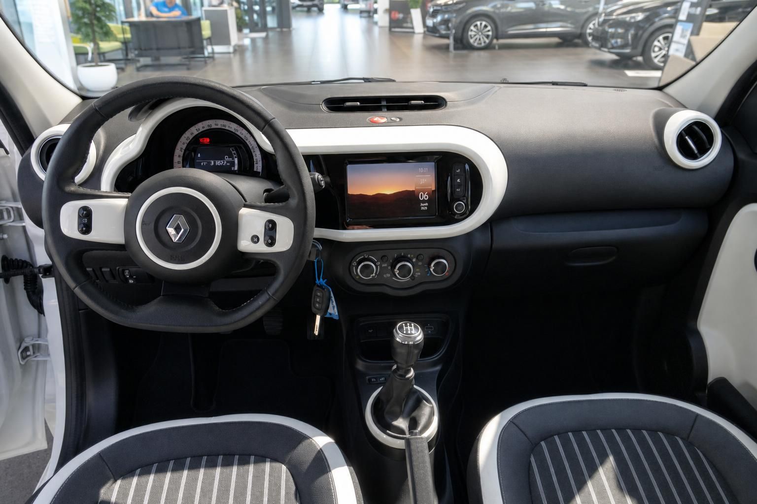 Renault Twingo Cockpit mit Lenkrad und Multimedia-Display