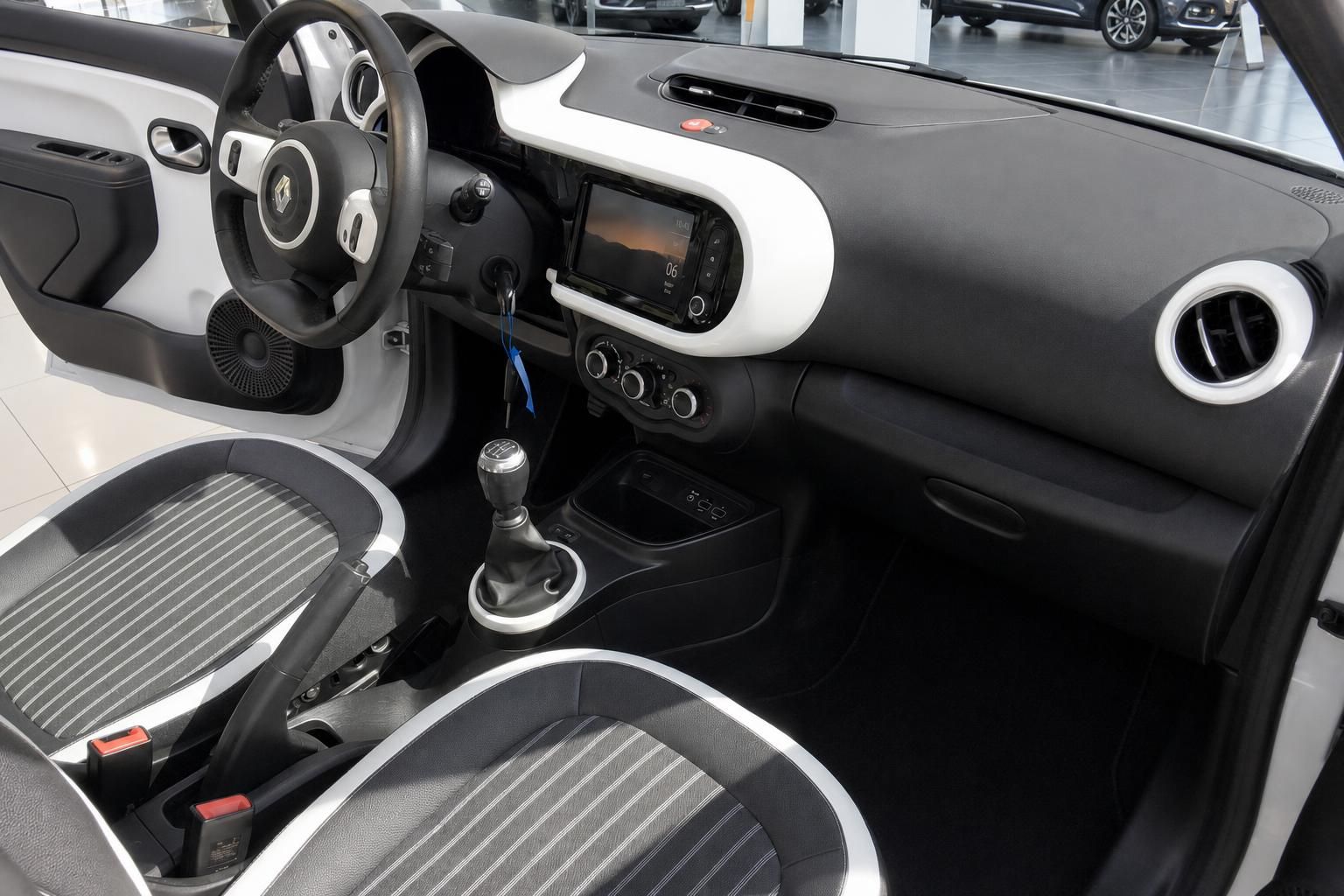 Renault Twingo Innenraum mit Cockpit und Sportsitzen im Autohaus