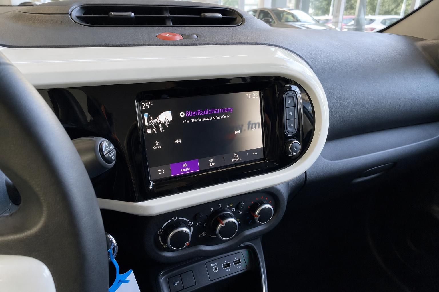 Renault Twingo Infotainment-Display mit Radioanzeige im Detail