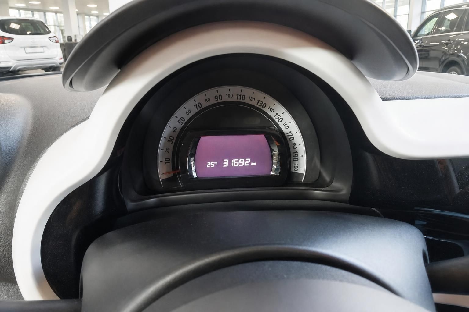 Tacho und Kilometerstand im Renault Twingo Innenraum