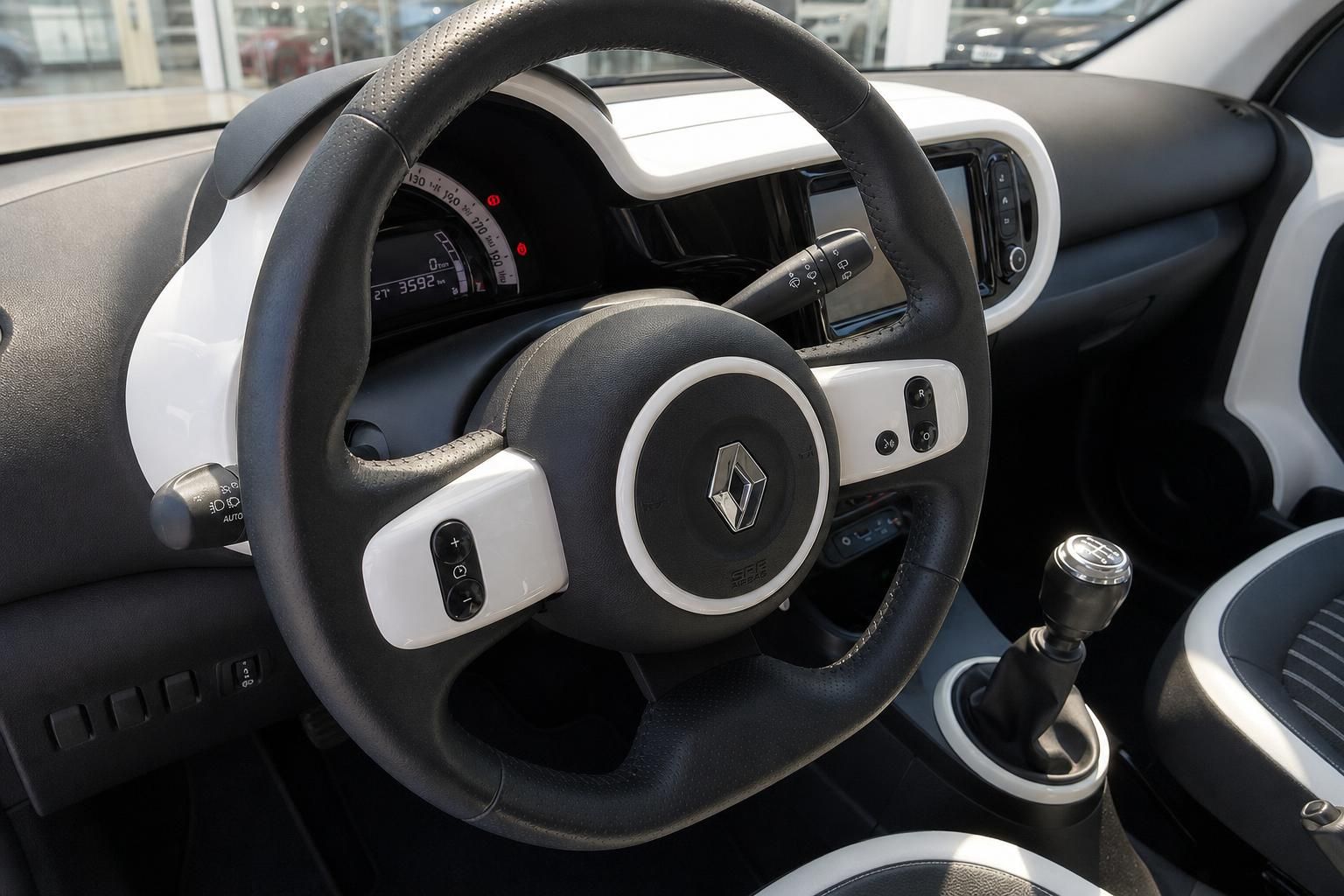 Renault Twingo Lenkrad mit Schaltknauf und Cockpit im Detail