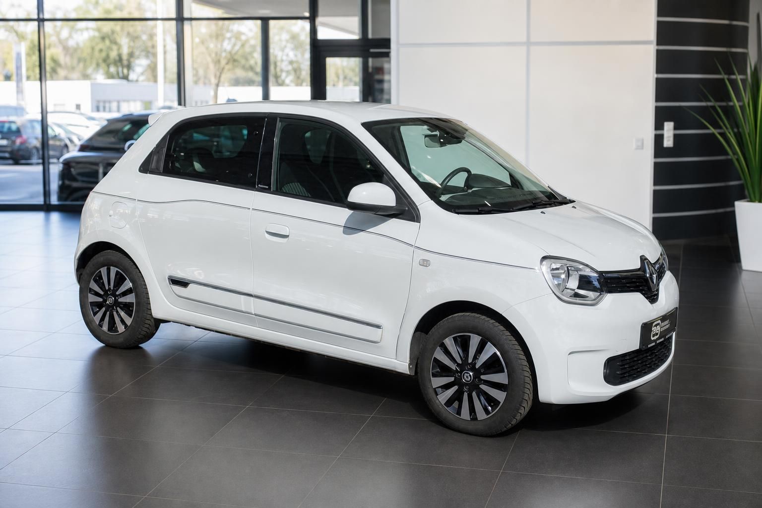 Renault Twingo weiß Front schräg im Showroom