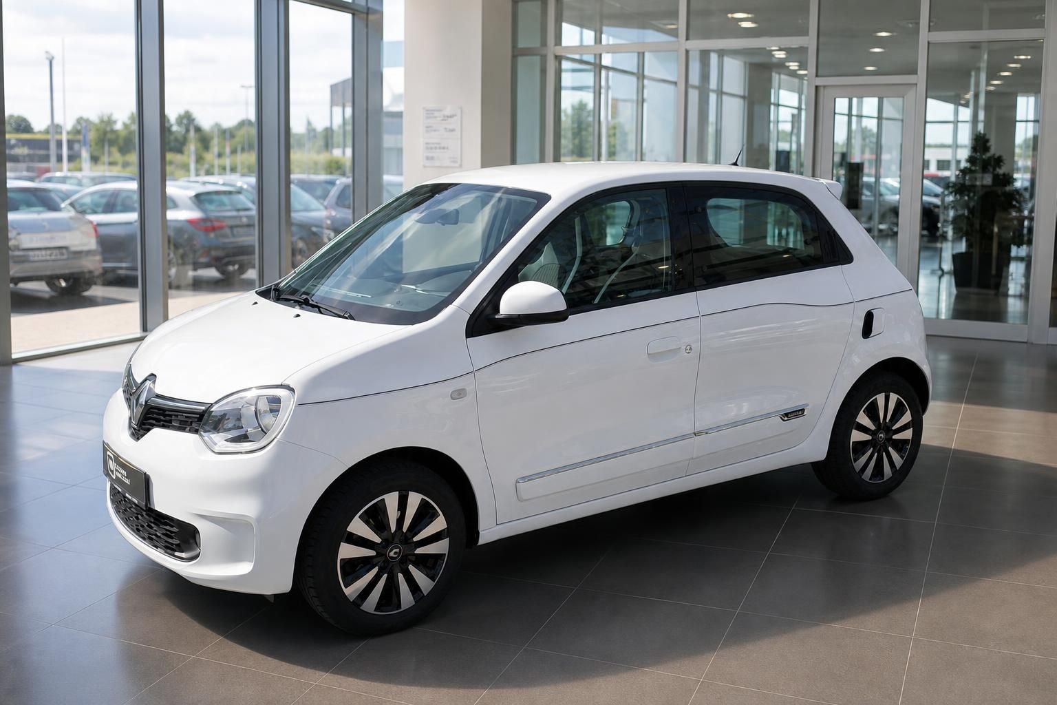 Renault Twingo weiß Frontansicht seitlich im Autohaus