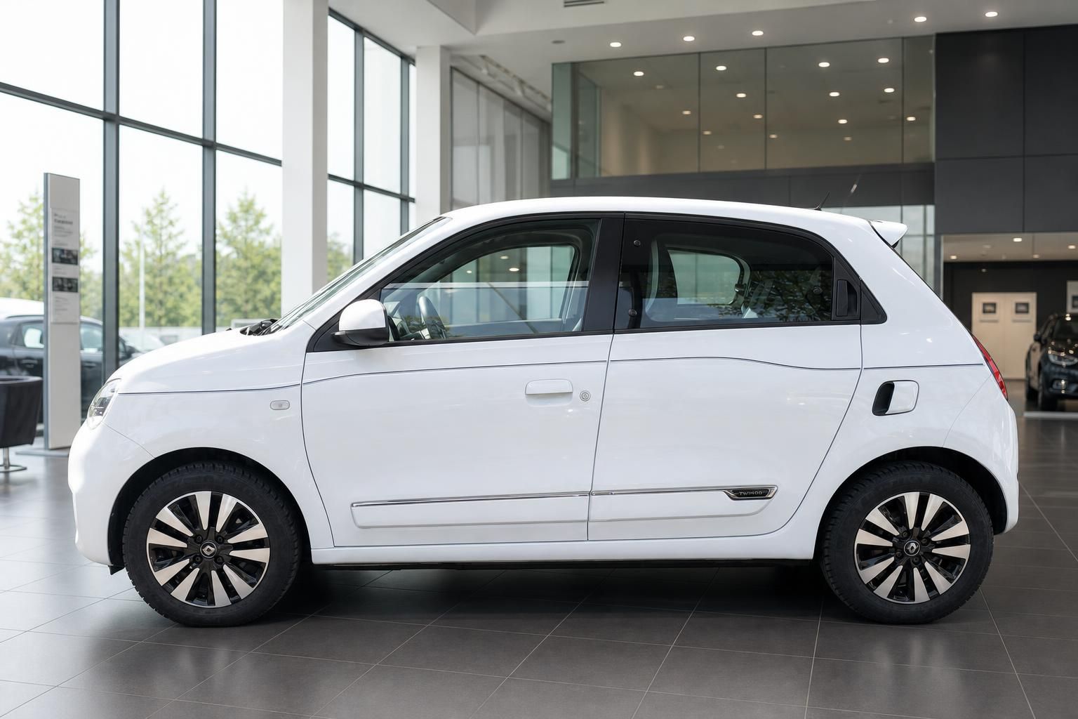 Renault Twingo weiß Seitenansicht in Ausstellung