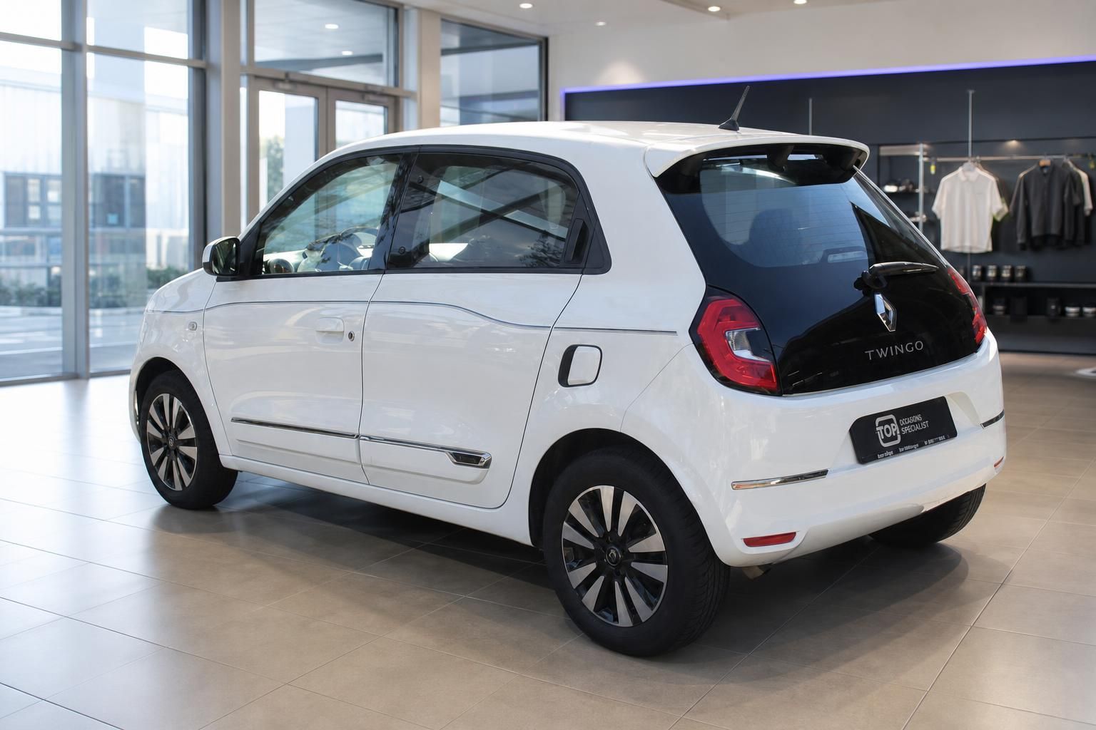 Renault Twingo weiß Heck seitlich im Showroom