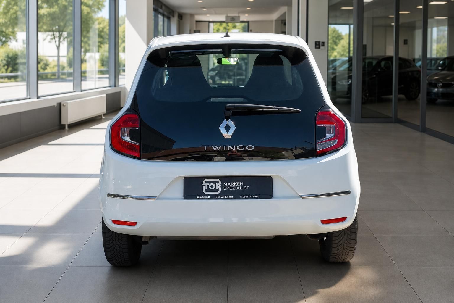 Renault Twingo weiß Heckansicht im Autohaus