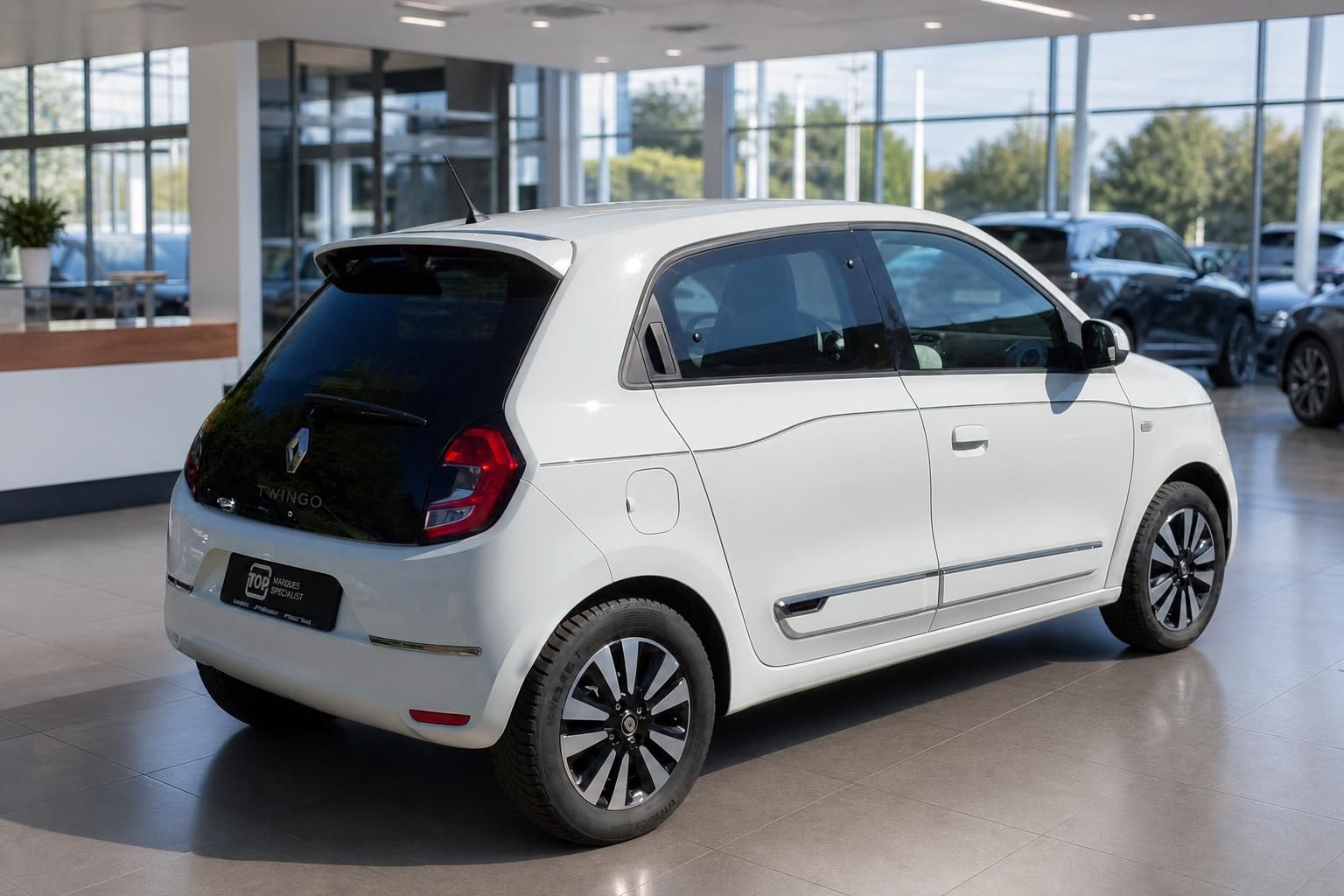 Renault Twingo weiß Heckansicht schräg im Autohaus