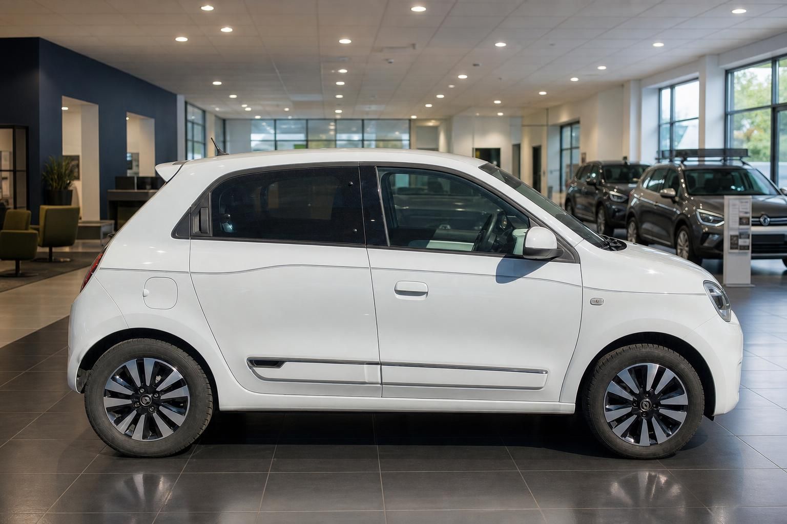 Renault Twingo weiß Seitenansicht im Showroom mit Alufelgen