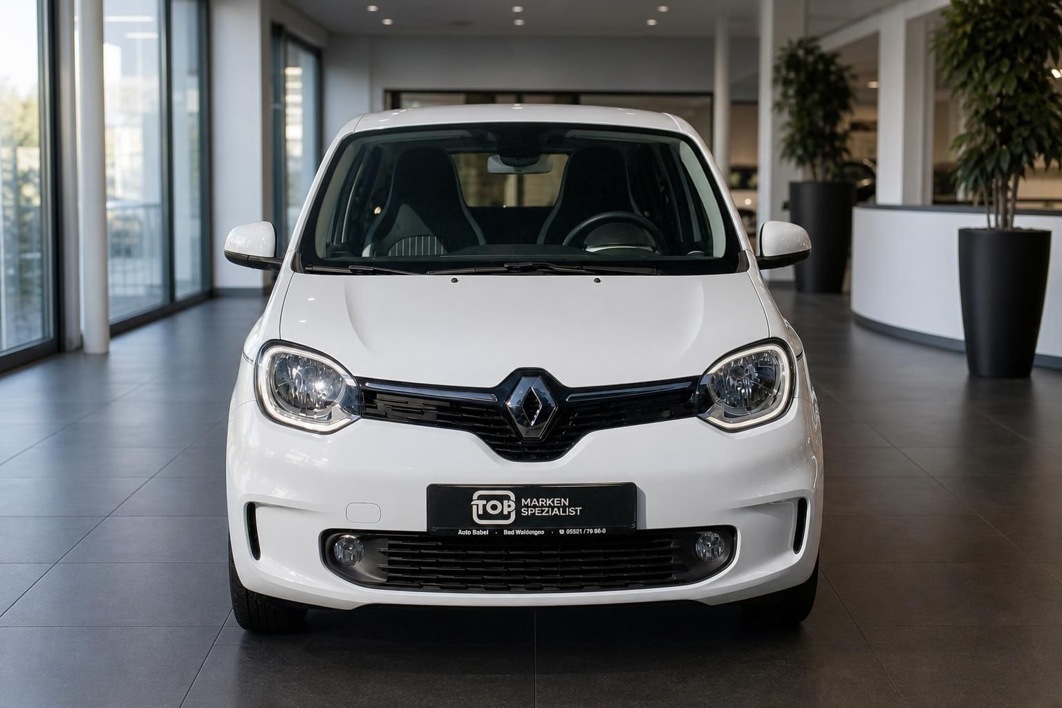 Renault Twingo weiß Frontansicht im Autohaus Showroom
