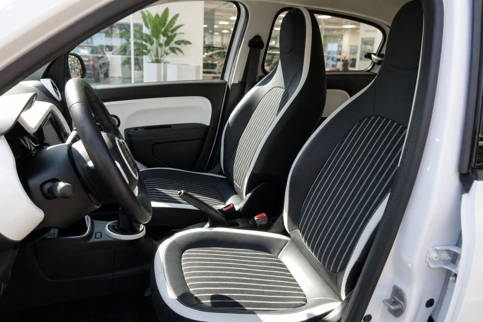 Renault Twingo Innenraum mit Sportsitzen und Lenkrad