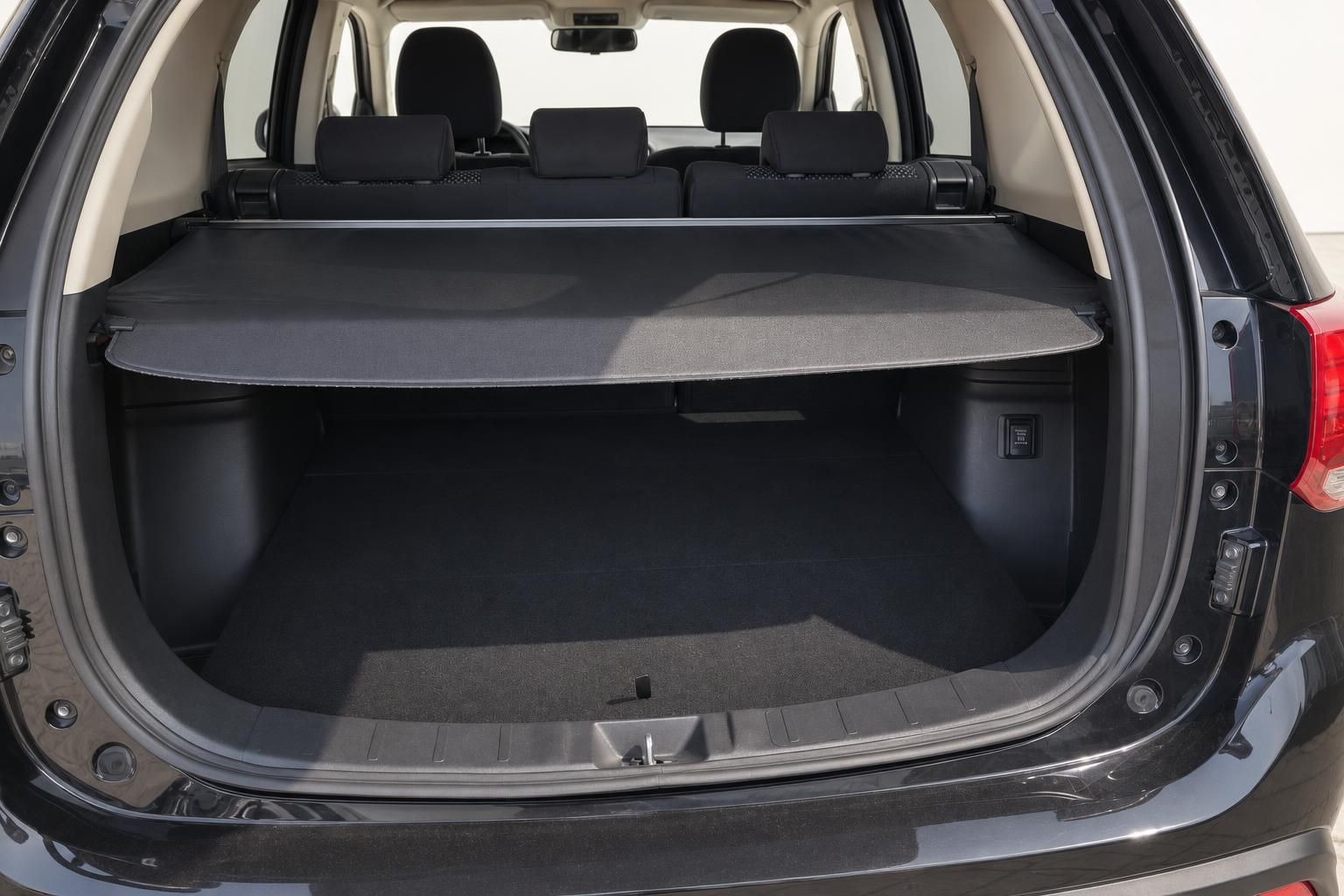 Kofferraum des Mitsubishi Outlander mit Laderaumabdeckung