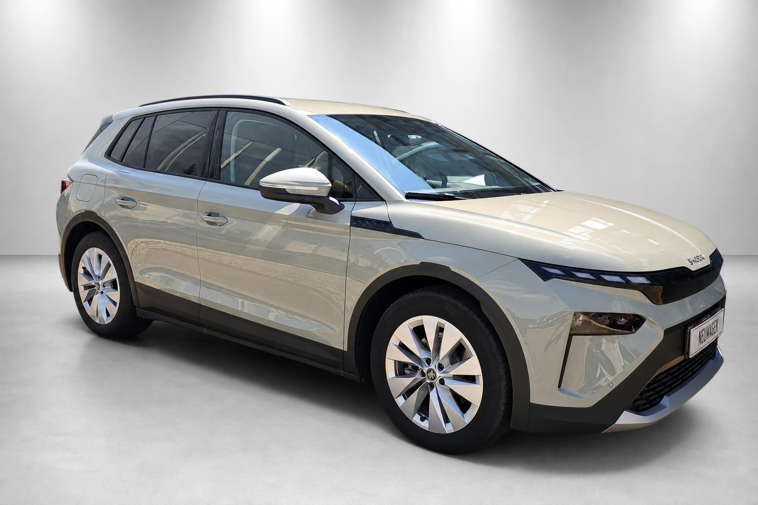 Skoda Elroq SUV Frontansicht schraeg, beige metallic, Neuwagen