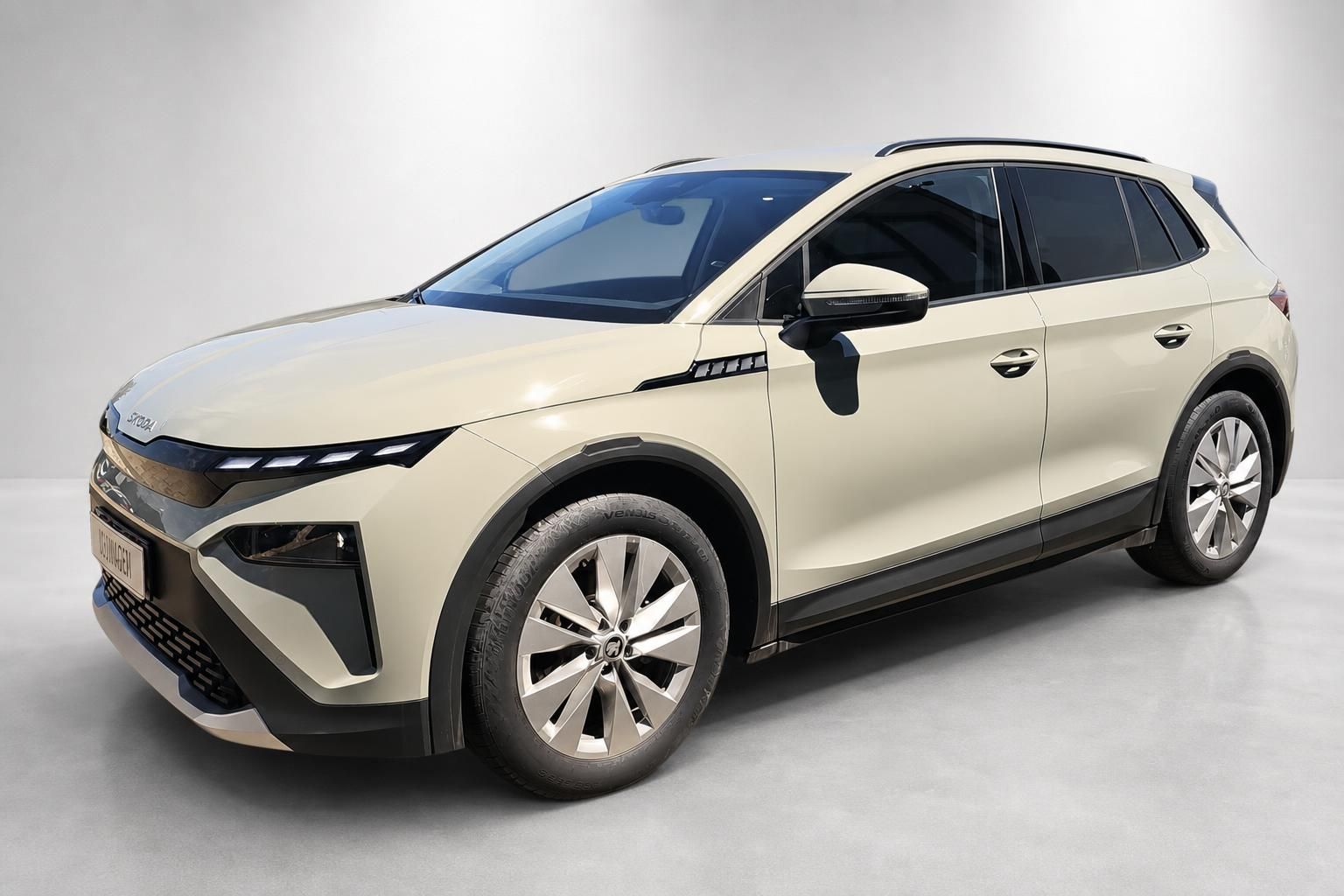 Skoda SUV Beige, Seitenansicht schraeg vorne im Studio fotografiert