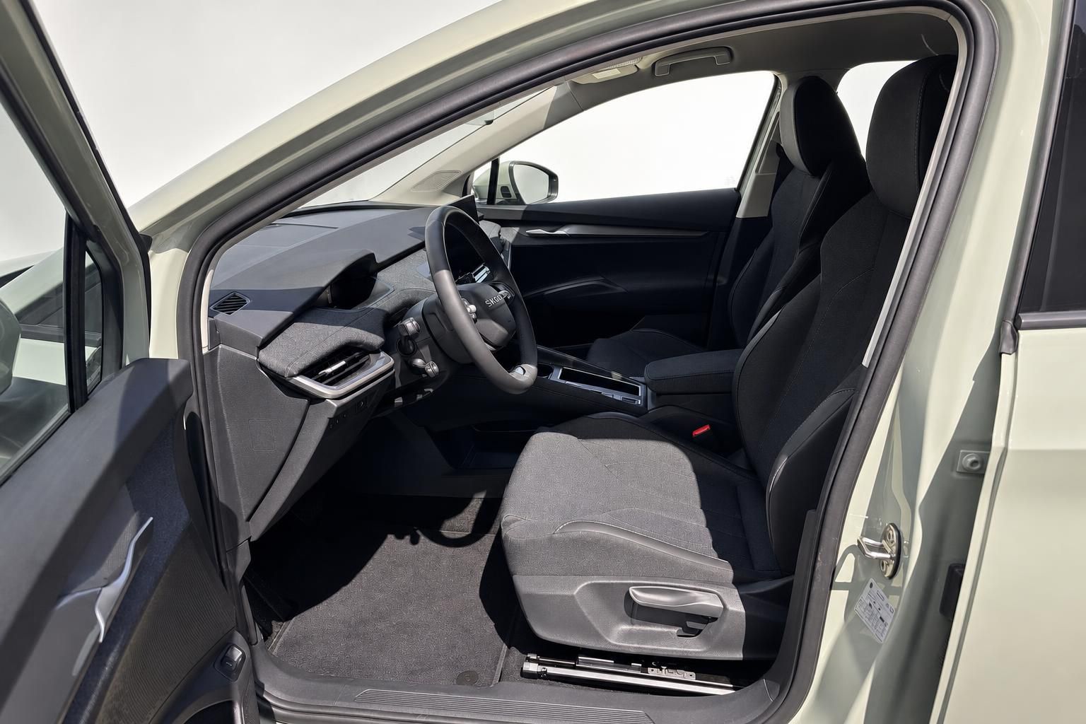 Skoda Innenraum mit Blick auf Fahrersitz und Cockpit durch offene Tuer