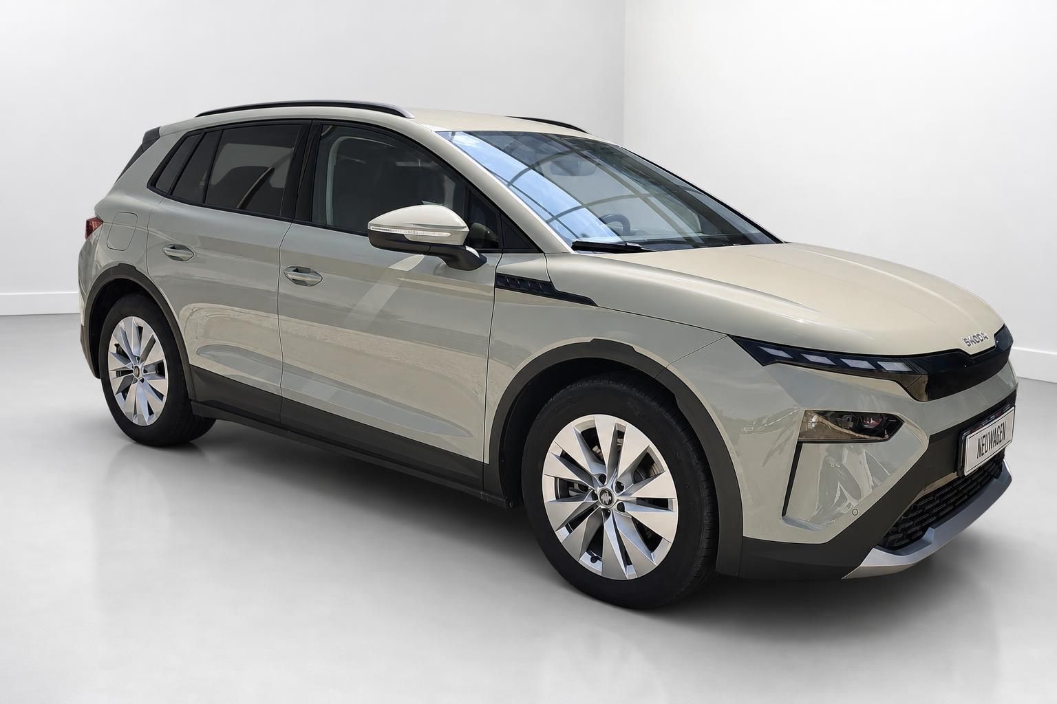 Škoda SUV beige, Seitenansicht vorne mit Neuwagen-Kennzeichen