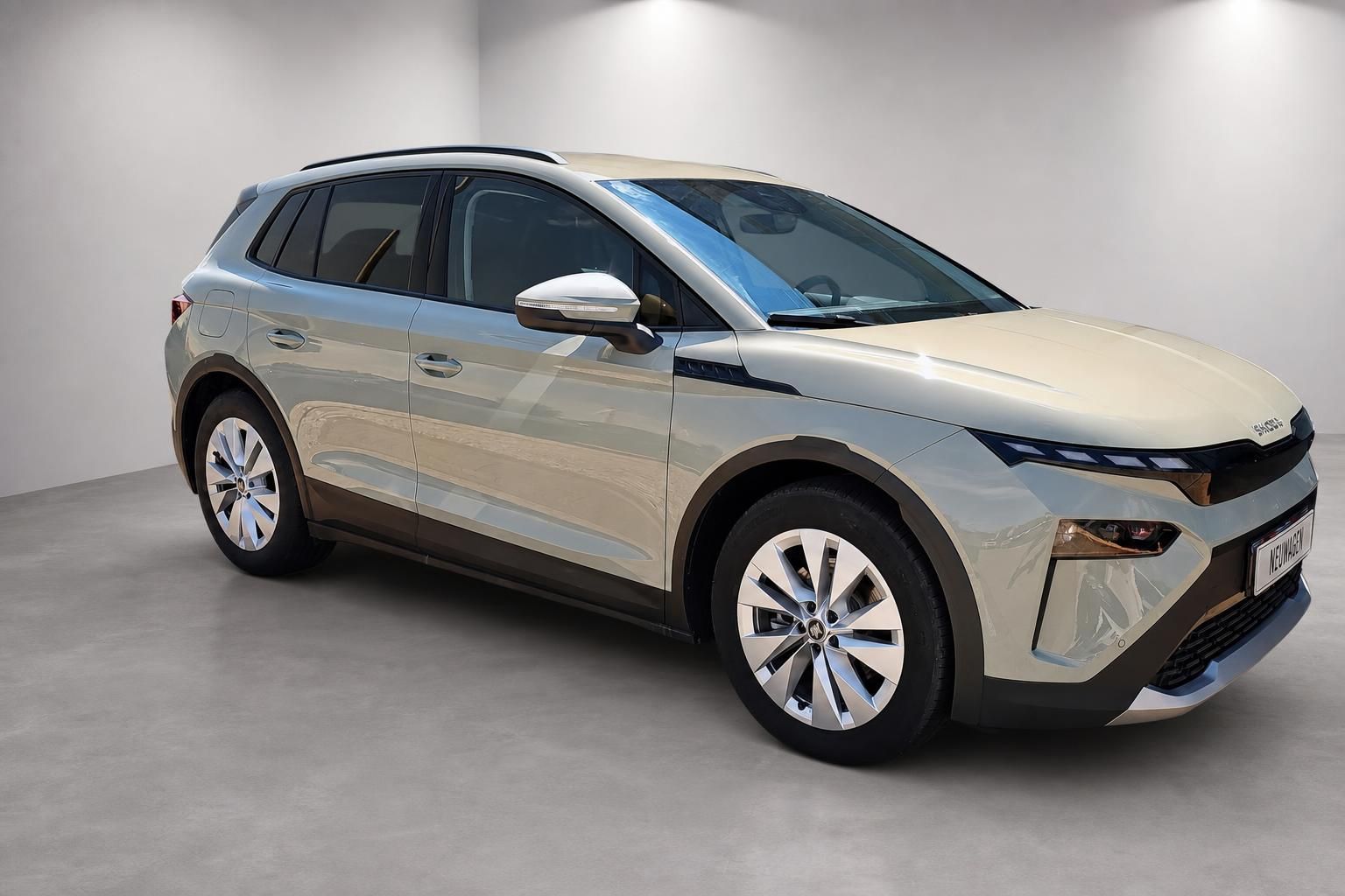 Škoda SUV in Beige-Metallic, Frontansicht seitlich im Studio