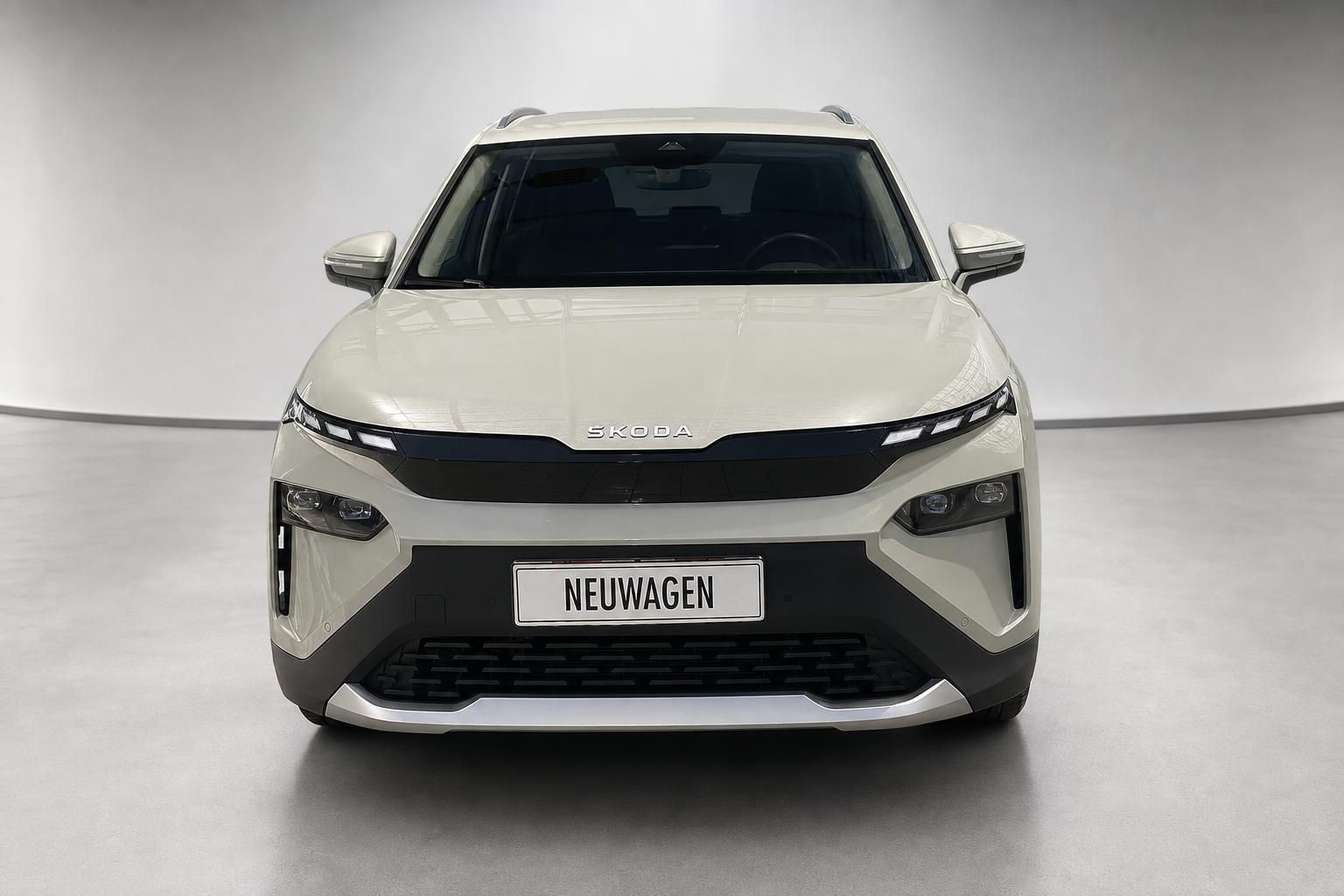 Škoda SUV in Weiß, Frontansicht mit Neuwagen-Kennzeichen im Studio